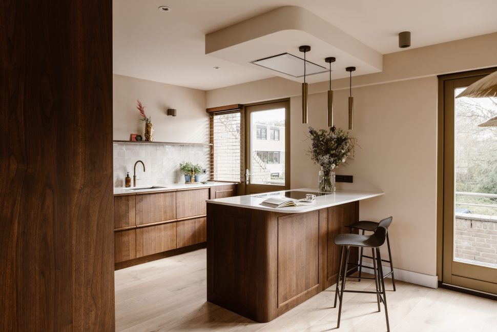 Notenhouten keuken met retro touch