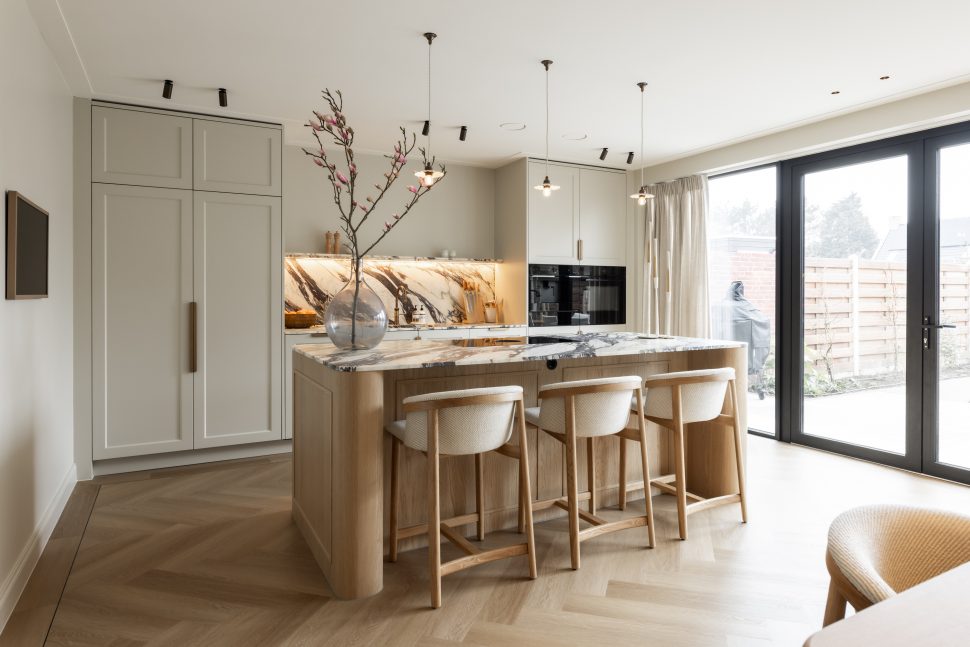 Elegante keuken met sprekend natuursteen