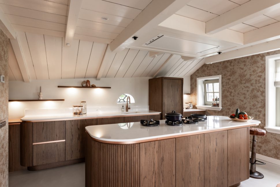 Houten keuken met koper details